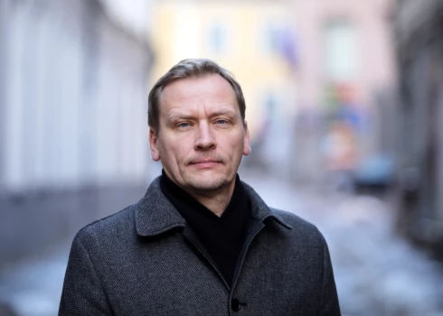 Янис Сикснис был председателем СОЭСМИ до 3 августа 2025 года, а до этого работал в Baltijas Mediju izcilības centrs. 