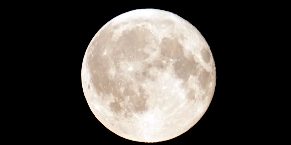 Pilnmēness 2025. gada 9. augustā.