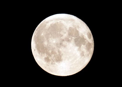 Pilnmēness 2025. gada 9. augustā.