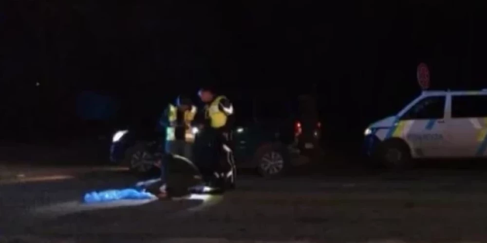 Rumbulā automašīna nāvējoši notriec pensionāri.