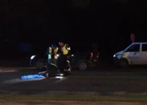 Rumbulā automašīna nāvējoši notriec pensionāri.