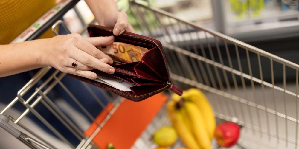 Латвийцы всё чаще отказываются от лишнего, выбирая не моду и развлечения, а базовые потребности и спокойствие за завтрашний день.