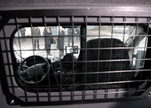 Amatpersonai kā drošības līdzeklis piemērots apcietinājums.