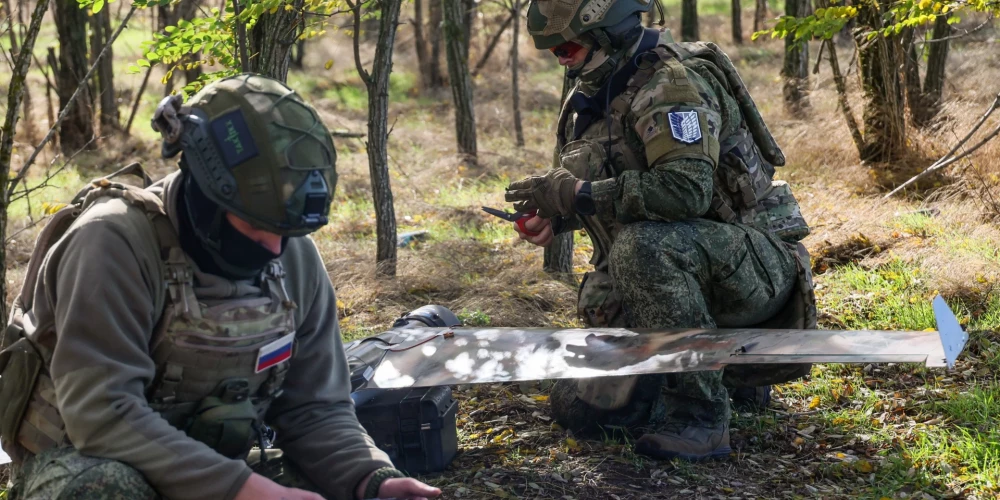 Krievu iebrucēju dronu operators vada bezpilota lidaparātu.