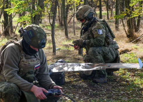 Krievu iebrucēju dronu operators vada bezpilota lidaparātu.