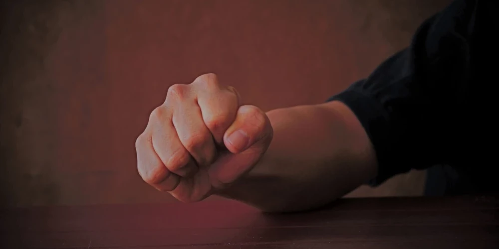 Apsūdzētais, cenšoties traucēt tiesas procesu un iebiedēt tiesnesi, vairākkārt uzvedās agresīvi un izaicinoši . /Ilustratīvs attēls/