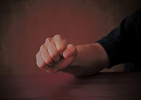 Apsūdzētais, cenšoties traucēt tiesas procesu un iebiedēt tiesnesi, vairākkārt uzvedās agresīvi un izaicinoši . /Ilustratīvs attēls/