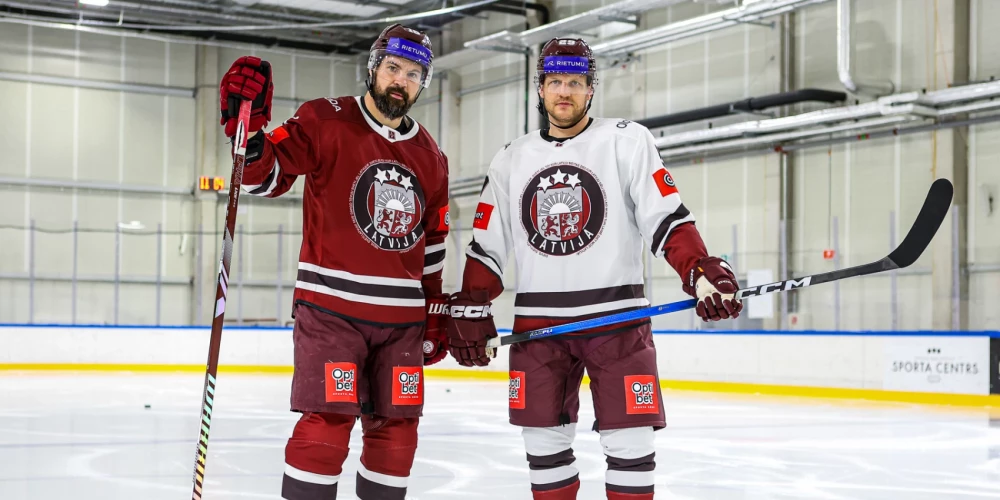 Kaspars Daugaviņš un Ralfs Freibergs kā pirmie uzlaiko jaunos spēļu kreklus.