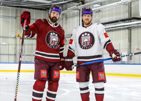 Kaspars Daugaviņš un Ralfs Freibergs kā pirmie uzlaiko jaunos spēļu kreklus.