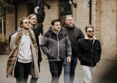 Nosaukums “Papīra lidmašīnas” simbolizē grupas dalībnieku vienkāršību, prieku, ideju lidojumu, arī  kaut ko maģisku un nostalģisku.