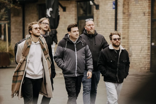 Nosaukums “Papīra lidmašīnas” simbolizē grupas dalībnieku vienkāršību, prieku, ideju lidojumu, arī  kaut ko maģisku un nostalģisku.