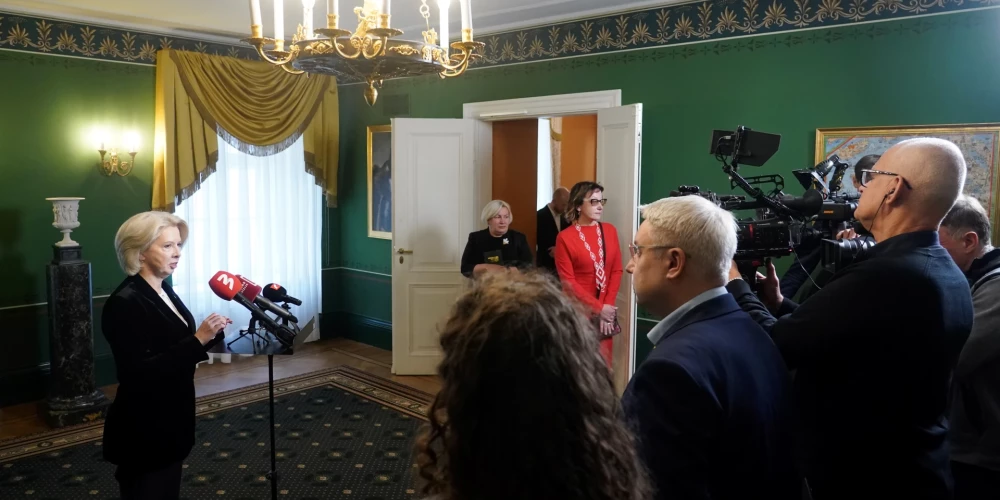Saeimas ārlietu komisijas vadītāja Ināra Mūrniece piedalās preses konferencē pēc Valsts prezidenta kancelejas rīkotās sanāksmes par Saeimā 2025. gada 30. oktobrī pieņemtā likuma "Par izstāšanos no Eiropas Padomes Konvencijas par vardarbības pret sievietēm un vardarbības ģimenē novēršanu un apkarošanu" otrreizēju caurlūkošanu.