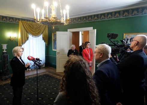 Saeimas ārlietu komisijas vadītāja Ināra Mūrniece piedalās preses konferencē pēc Valsts prezidenta kancelejas rīkotās sanāksmes par Saeimā 2025. gada 30. oktobrī pieņemtā likuma "Par izstāšanos no Eiropas Padomes Konvencijas par vardarbības pret sievietēm un vardarbības ģimenē novēršanu un apkarošanu" otrreizēju caurlūkošanu.