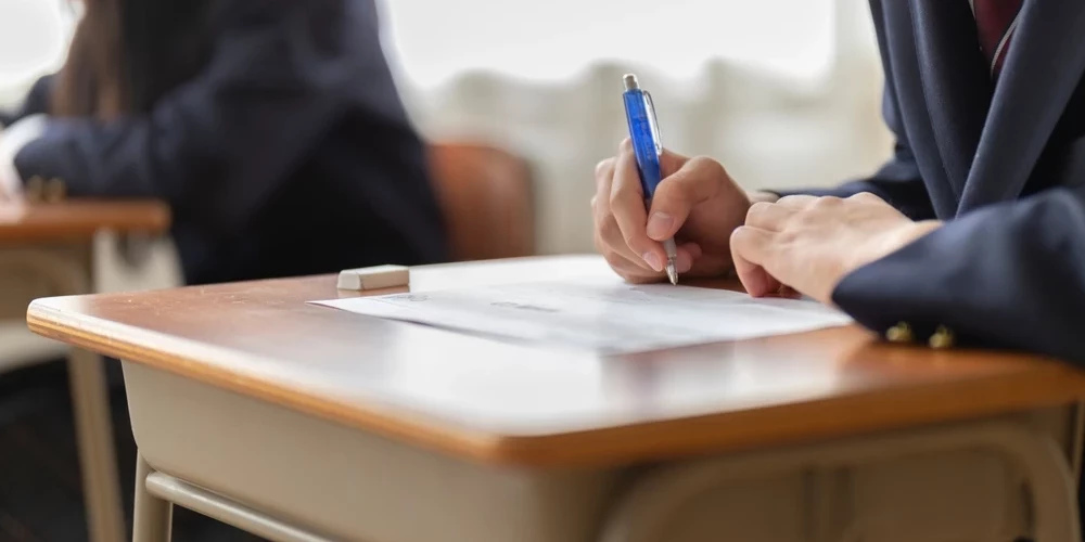 Централизованная экзаменационная сессия начнется 11 мая 2026 года с экзамена высшего уровня по социальным наукам и завершится 12 июня экзаменом высшего уровня по географии.