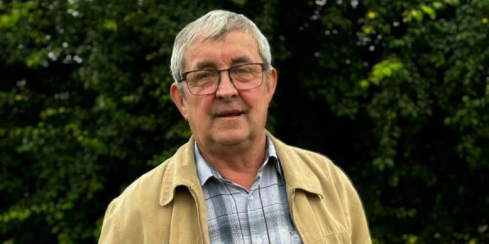 Ezernieks Aleksandrs Ceļapīters par ilgus gadus pašaizliedzīgi un profesionāli vadītu Ezeres pagasta padomi apbalvots ar Saldus novada domes Goda rakstu Par mūža ieguldījumu, valdības un ministriju atzinības rakstiem, Robežsardzes medaļu. Pensijā dienas nav kļuvušas brīvākas, vien pagasta saimniecības vietā tagad jātiek galā ar savu muižu — privātmāju un dārzu.