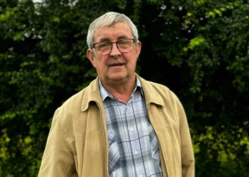 Ezernieks Aleksandrs Ceļapīters par ilgus gadus pašaizliedzīgi un profesionāli vadītu Ezeres pagasta padomi apbalvots ar Saldus novada domes Goda rakstu Par mūža ieguldījumu, valdības un ministriju atzinības rakstiem, Robežsardzes medaļu. Pensijā dienas nav kļuvušas brīvākas, vien pagasta saimniecības vietā tagad jātiek galā ar savu muižu — privātmāju un dārzu.