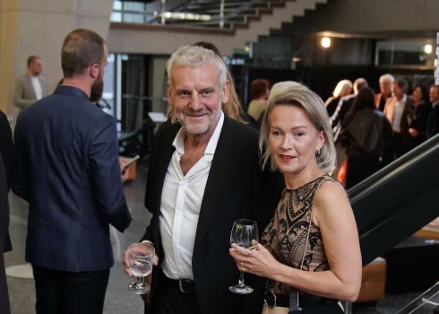 Pāris mēnešu pēc apprecēšanās ar jauno sievu Sarmīti laulāto mantisko attiecību līgumu noslēdzis uzņēmējs Ikars Keišs.