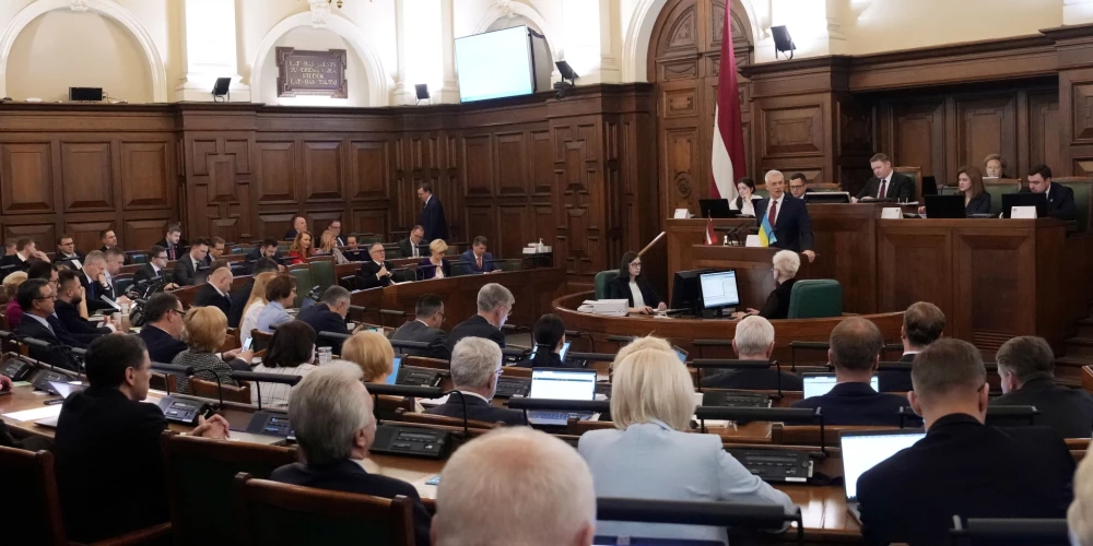 С 2026 года пособия госслужащим за границей временно снизят.