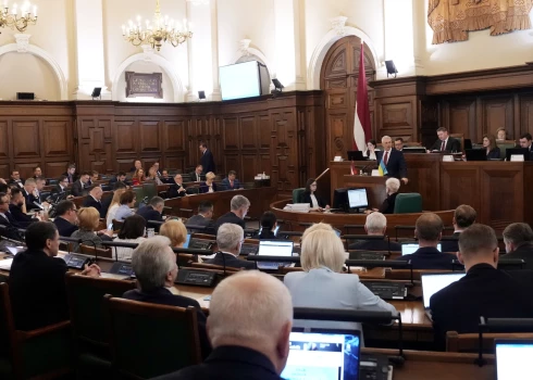 С 2026 года пособия госслужащим за границей временно снизят.