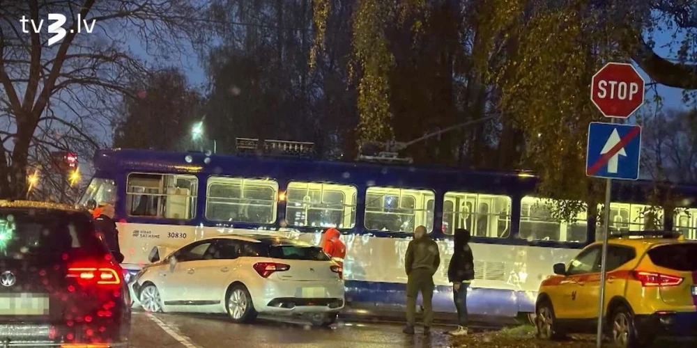 На этом перекрёстке водители обязаны останавливаться.