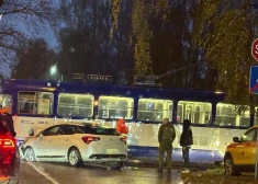 "Половина капота была как ножницами срезана": в Риге трамвай протаранил легковушку