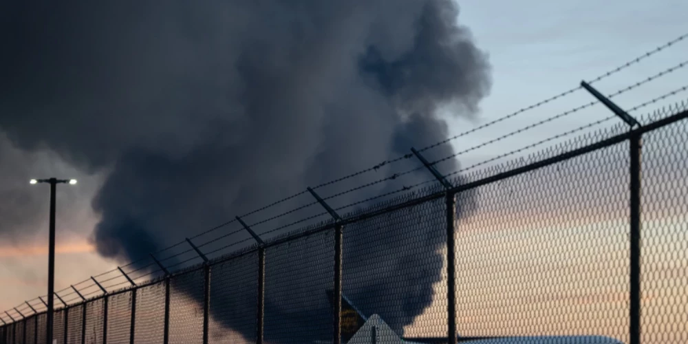 Kravas lidmašīnas avārijā ASV Kentuki štatā gājuši bojā vismaz septiņi cilvēki. 