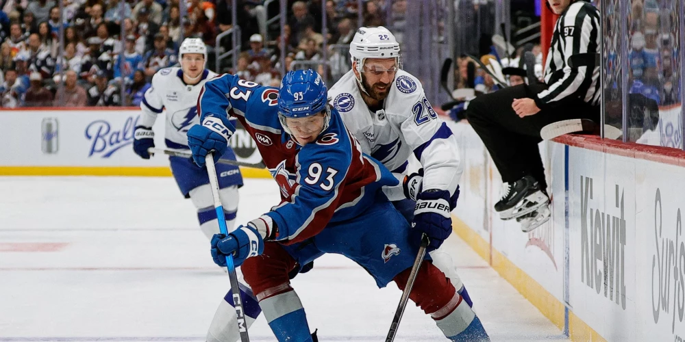 Zemgus Girgensons aizsardzībā spēlē pret "Avalanche".