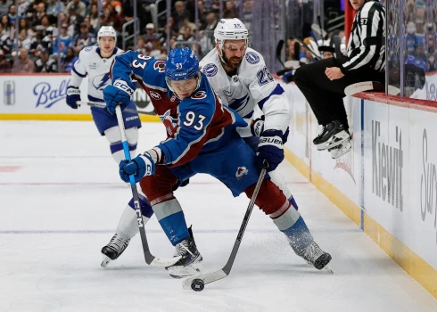 Zemgus Girgensons aizsardzībā spēlē pret "Avalanche". 