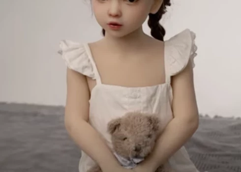 Uzņēmums "Shein" savā tirdzniecības platformā tirgojis seksa rotaļlietas, kas izskatās kā mazi bērni.