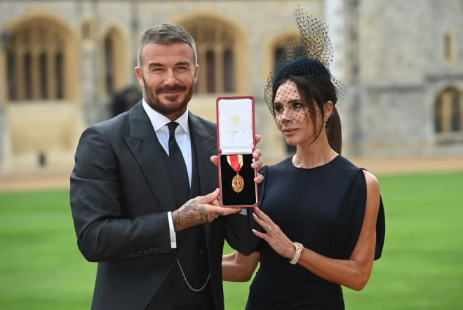 На церемонию Бекхэма сопровождали жена Виктория.