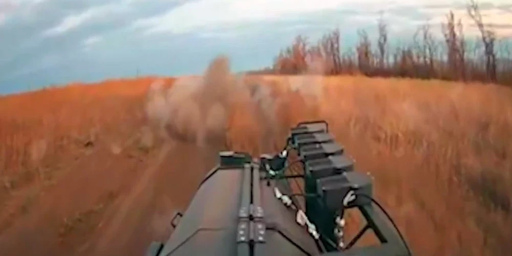 Sauszemes drons, pat ar bojātu riteni, izturēja mīnas sprādzienu un Krievijas drona triecienu, lai nogādātu ievainoto Ukrainas karavīru drošībā.