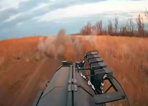 Sauszemes drons, pat ar bojātu riteni, izturēja mīnas sprādzienu un Krievijas drona triecienu, lai nogādātu ievainoto Ukrainas karavīru drošībā.