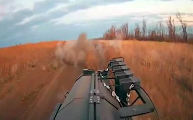 Sauszemes drons, pat ar bojātu riteni, izturēja mīnas sprādzienu un Krievijas drona triecienu, lai nogādātu ievainoto Ukrainas karavīru drošībā.