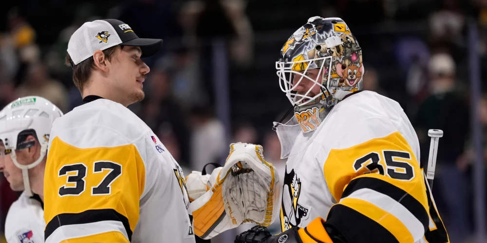 Kamēr Tristans Džerijs (no labās) traumēts, Artūrs Šilovs (no kreisās) būs "Penguins" pirmais numurs vārtos.