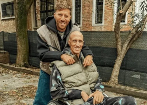 Akile Polonara (ratiņkrēslā) turpina cīņu par savu dzīvību. 