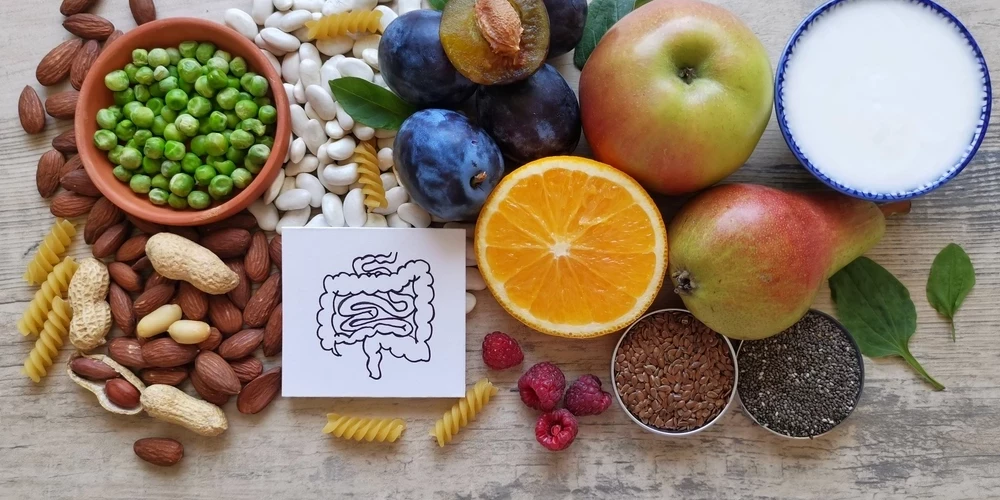 Важную роль в здоровье микробиома также играют клетчатка и пребиотики – вещества, служащие источником питания для полезных бактерий. 