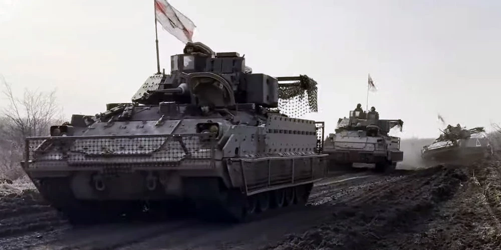 Ukrainas bruņoto spēku 225. triecienpulka M-2 "Bredley" kājnieku kaujas mašīnas.