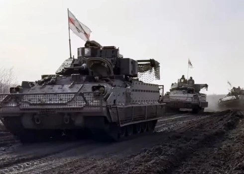 Ukrainas bruņoto spēku 225. triecienpulka M-2 "Bredley" kājnieku kaujas mašīnas.