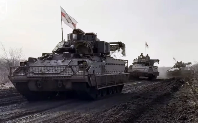 Ukrainas bruņoto spēku 225. triecienpulka M-2 "Bredley" kājnieku kaujas mašīnas.