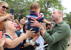 Brazīlieši sajūsmā: princis Viljams auklē 10 mēnešus vecu mazuli. "Neviens viņam to pat nelūdza!"
