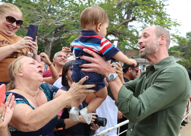 Brazīlieši sajūsmā: princis Viljams auklē 10 mēnešus vecu mazuli. "Neviens viņam to pat nelūdza!"