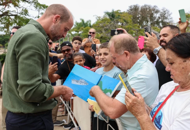 Divpadsmitgadīgais Marsels Gomess de Kastru britu troņmantniekam uzdāvināja divas gleznas