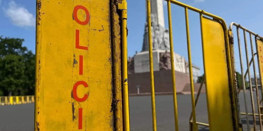 Ожидается, что протест в Риге соберет большое количество участников. В связи с этим на Домской площади будут установлены заграждения, образующие коридоры, в которых будут находиться сотрудники полиции.