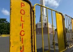 Полиция готовится к массовым протестам населения на Домской площади - движение автомобилей и пешеходов перекроют