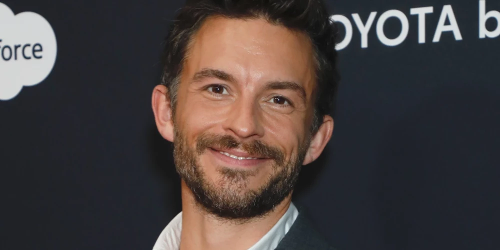 Džonatans Beilijs — jeb PEOPLE 2025. gada seksīgākais vīrietis.