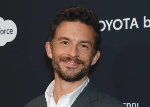 Džonatans Beilijs — jeb PEOPLE 2025. gada seksīgākais vīrietis.