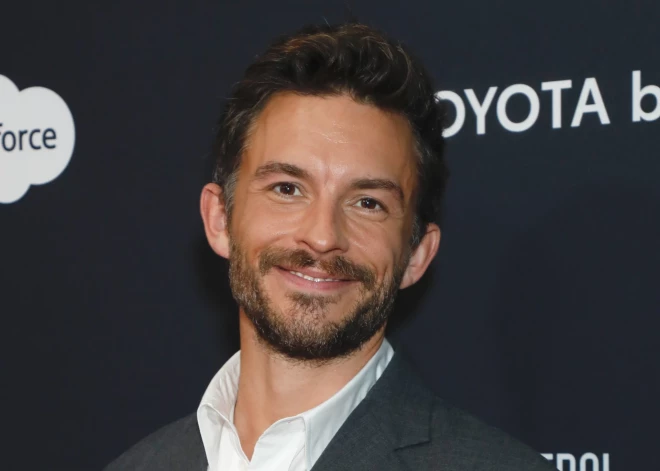 Žurnāls “People” par 2025. gada seksīgāko vīrieti atzīst aktieri Džonatanu Beiliju