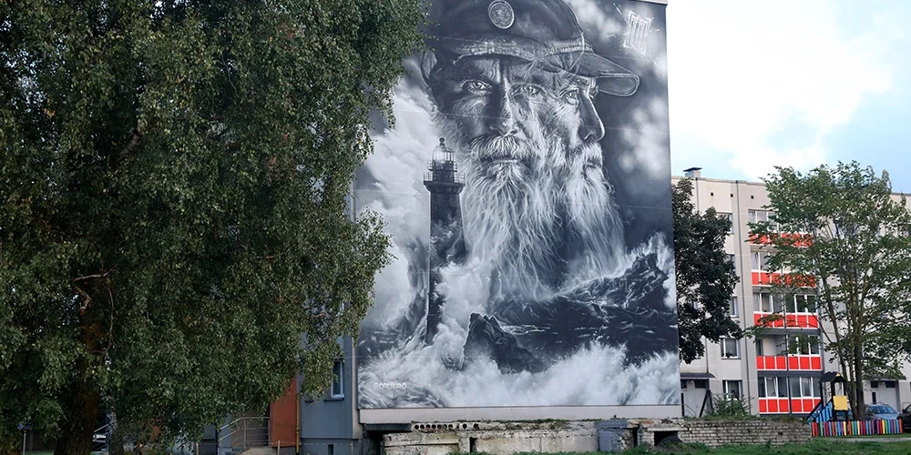 Franču ielu mākslinieka "Aero" sienas gleznojums "Sirmgalvis un jūra" Liepājā.