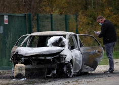 Franču likumsargs pie terorista automašīnas, kuru viņš bija sadedzinājis pēc uzbraukšanas gājējiem un velosipēdistiem
