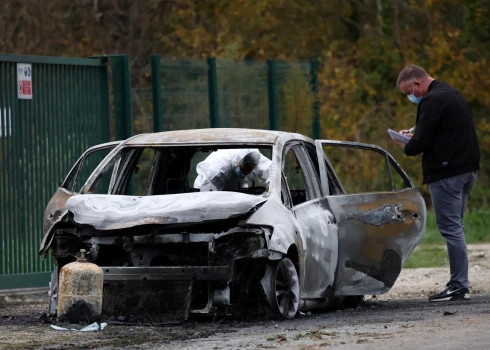 Franču likumsargs pie terorista automašīnas, kuru viņš bija sadedzinājis pēc uzbraukšanas gājējiem un velosipēdistiem